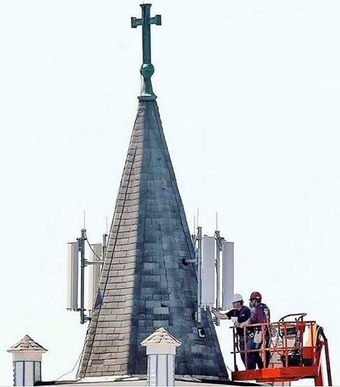 Kerktoren met antennes